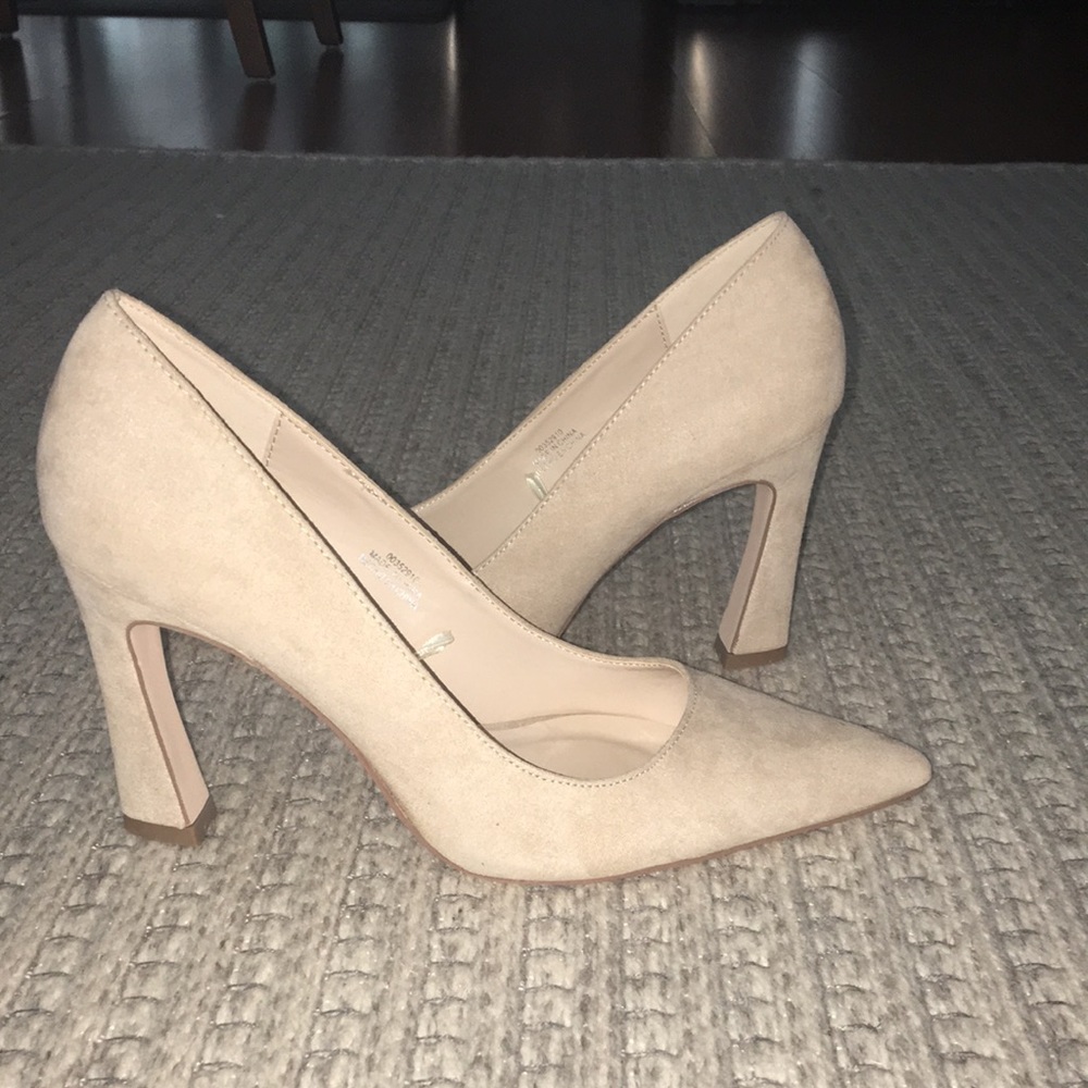 BRAND NEW Nude pumps